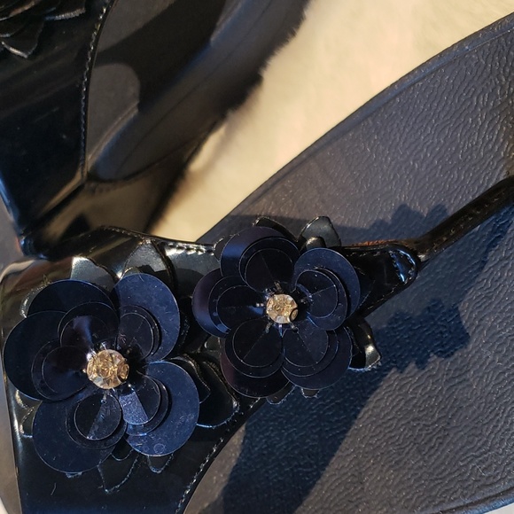 FitFlop Lulu navy blue  Flower Petals Patent Toe-Thong Comfort Sandals Woman’s 9 - Picture 8 of 9